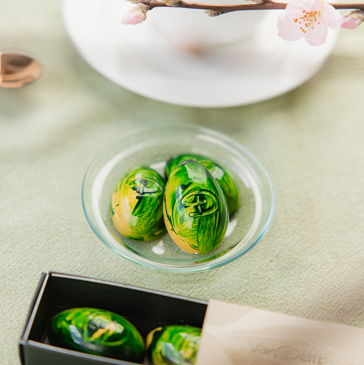 gallery image Bonbons Paasei Pistache Crunch